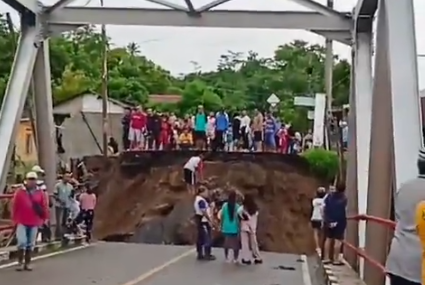 Jembatan Cidadap Amblas, Akses Dua Desa di Sukabumi Terputus